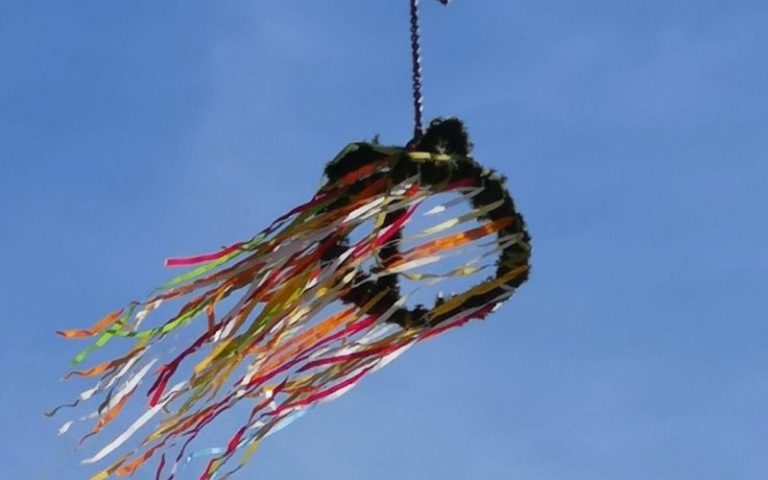 Bunte Bänder der Richtkrone flattern überm HeinrichsQuartier